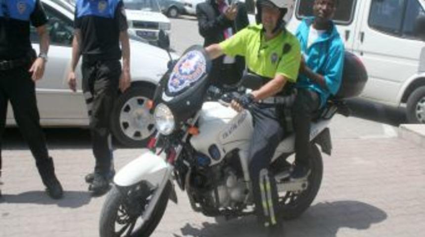 Sakarya Polisi, T&uuml;rk&ccedil;e Sevdalısı &Ouml;ğrencilere S&uuml;rpriz Yaptı