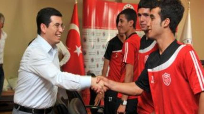Şampiyonlardan Başkan T&uuml;t&uuml;nc&uuml;&rsquo;ye Ziyaret