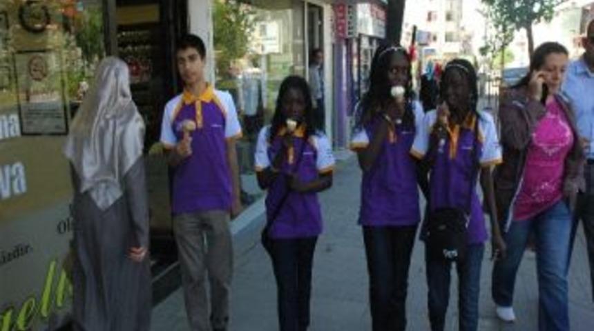 Senegalli &Ouml;ğrencilerin Dondurma Keyfi