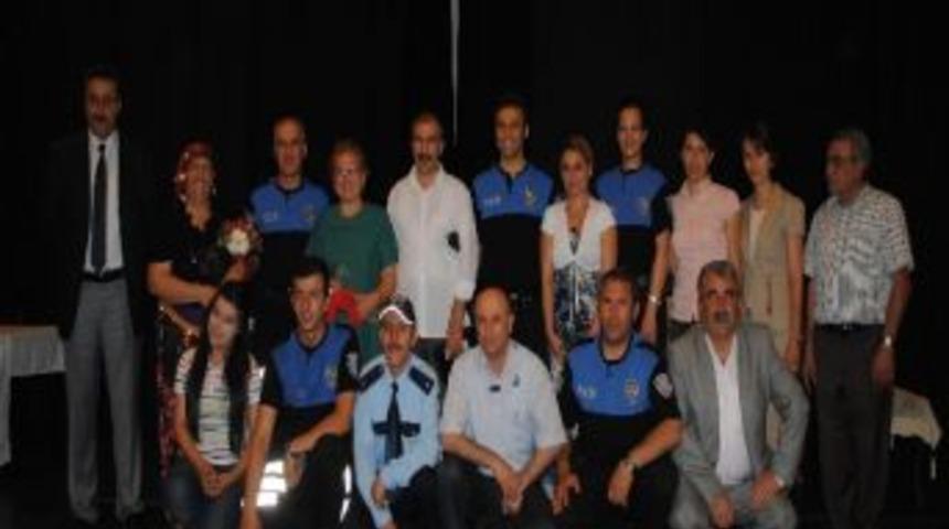 Kadın Muhtar, Polisler İ&ccedil;in Sahnede Fal Baktı