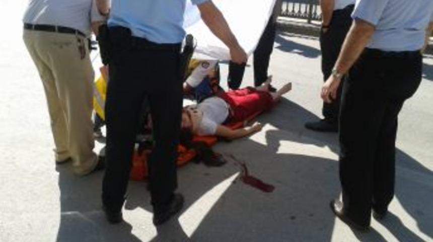 Yolun Karşısına Ge&ccedil;mek Isteyen Gen&ccedil; Kıza Ambulans &Ccedil;arptı