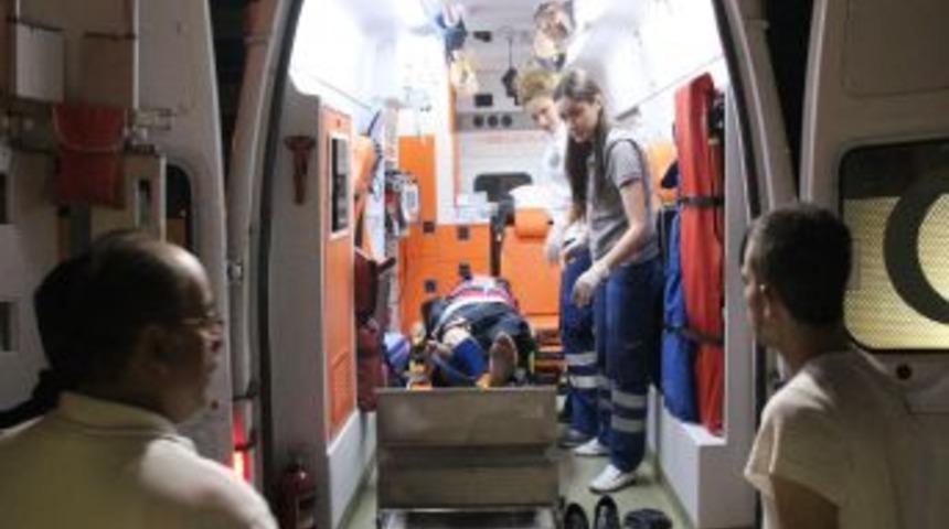 İki Otomobil &Ccedil;arpıştı: 3 Yaralı