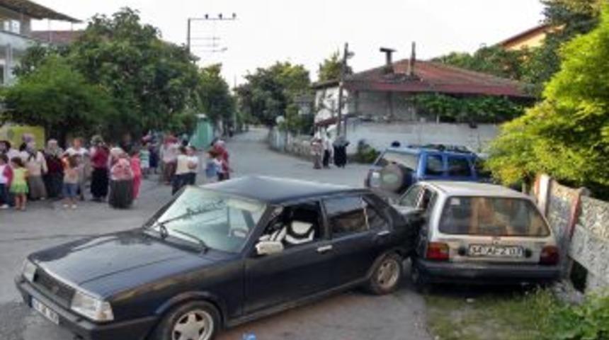 Cipin &Ccedil;arptığı Otomobildeki 2 Kişi Yaralandı