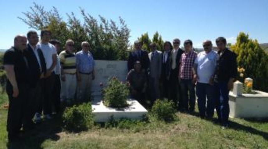Bbp Genel Başkanı Mustafa Destici G&uuml;n Sazak'ın Mezarını Ziyaret Etti
