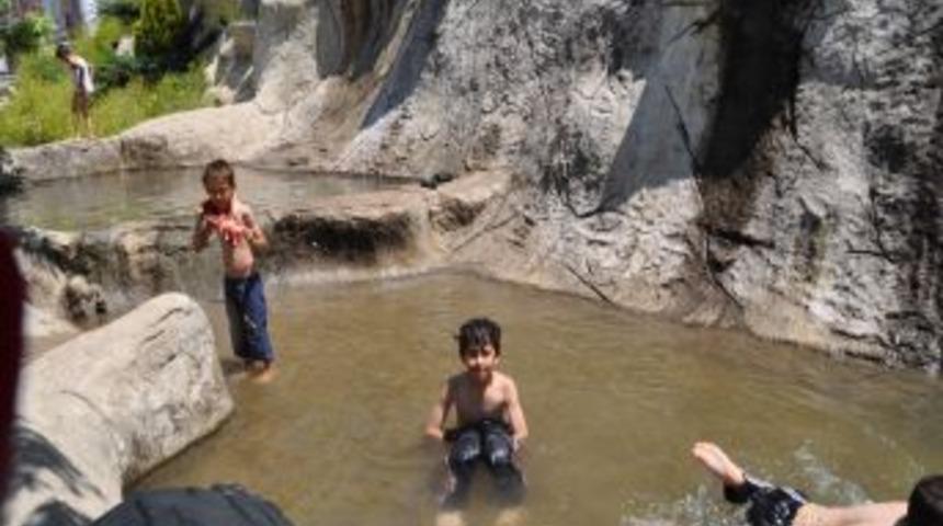 &Ccedil;ocuklar Tehlikeye Aldırmadan Yapay Şelalede Serinliyor