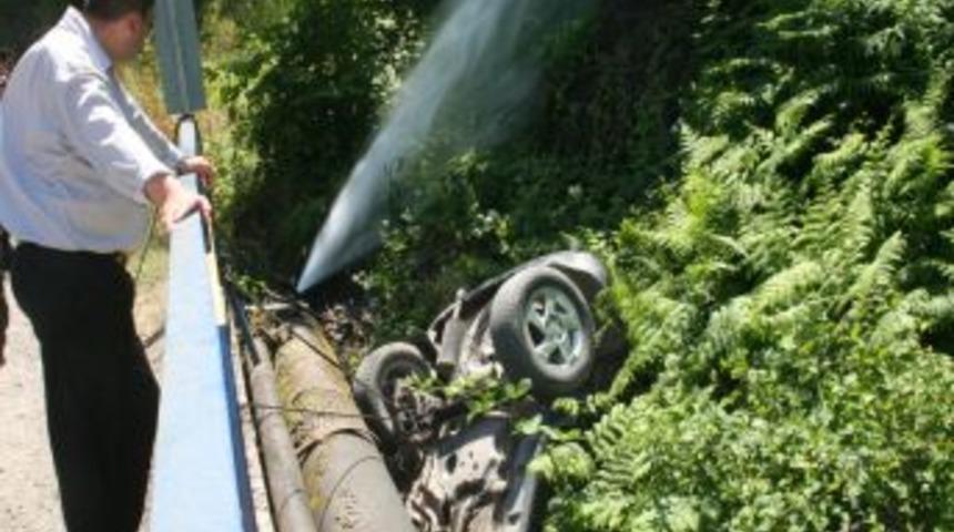 Otomobil K&ouml;pr&uuml;den D&uuml;şt&uuml;: 2 Yaralı