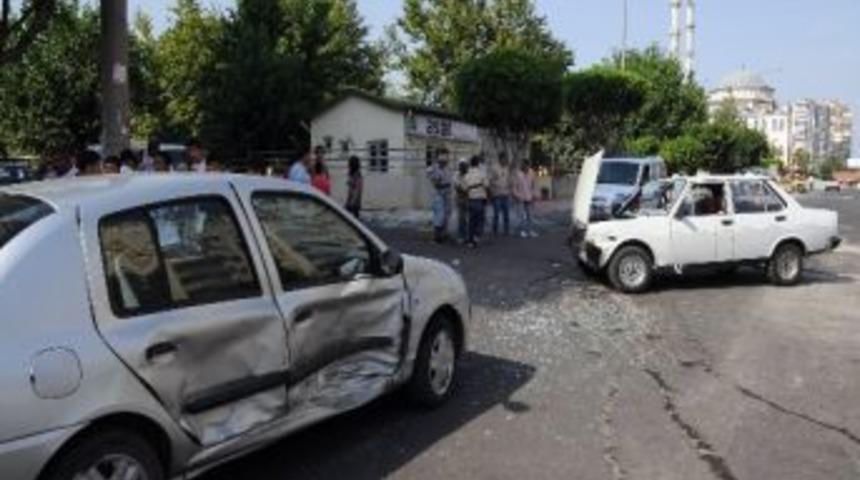 Antalya&rsquo;da Trafik Kazası: 2 Yaralı