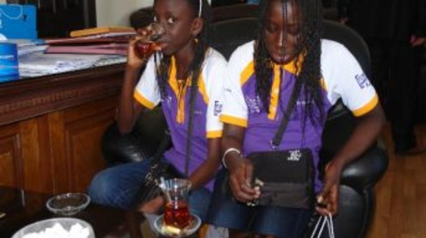 Afrikalı Kızlar Şaşırttı