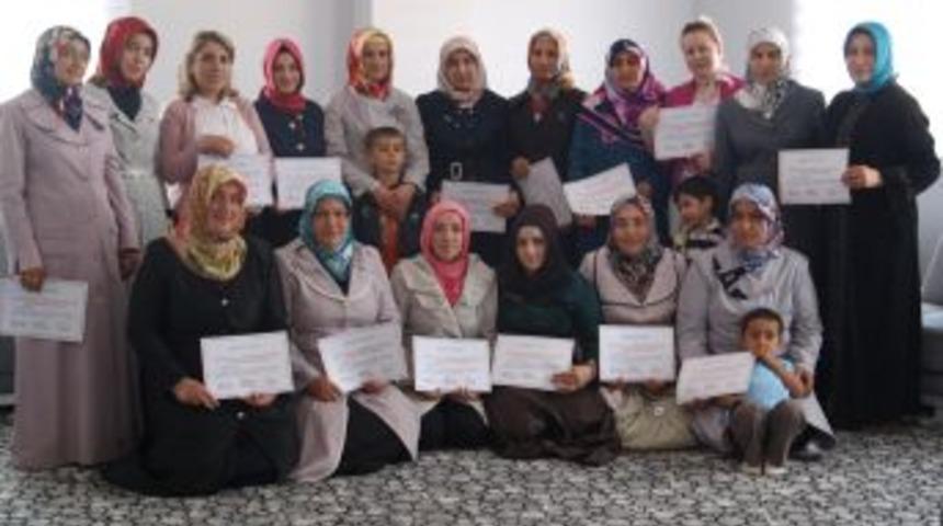 Aile I&ccedil;i Iletişim Programına Katılanlara Sertifikaları Verildi