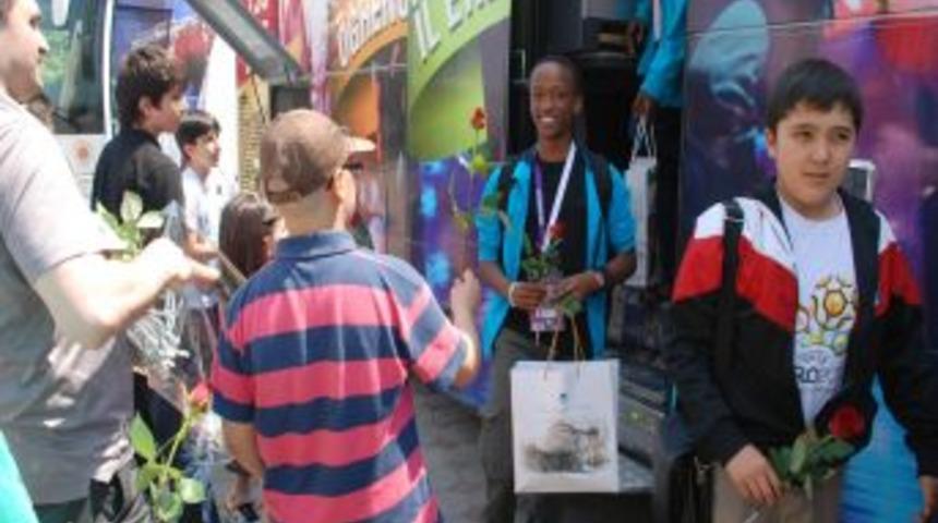 T&uuml;rk&ccedil;e Sevdalı &Ouml;ğrenciler, Kocaeli&rsquo;nde G&uuml;llerle Karşılandı