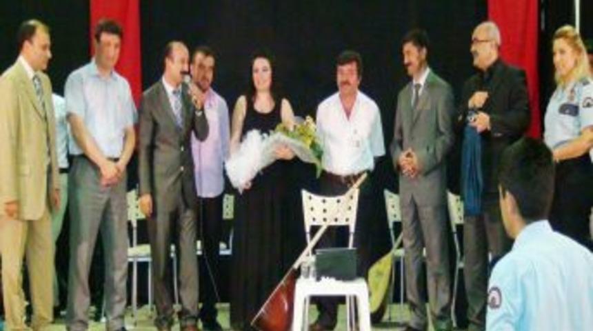 Mahkûmlar Konserde Halay Çekerek Stres Attı