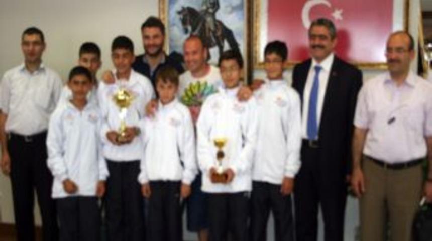 K&uuml;&ccedil;&uuml;k Erkek Atletizm Takımı, Başkan Alıcık'ı Ziyaret Etti