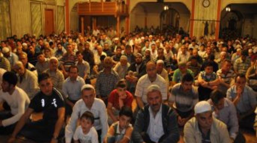 Yozgat'ta T&uuml;m Camiler Mira&ccedil; Kandili'nde Doldu Taştı