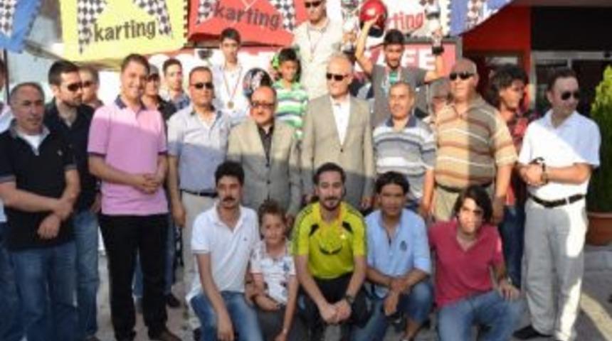 Gazeteciler H&uuml;nerlerini Pistte G&ouml;sterdi