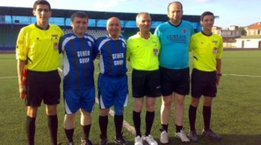 Hakemler Dostluk Ma&ccedil;ında Karşı Karşıya Geldi