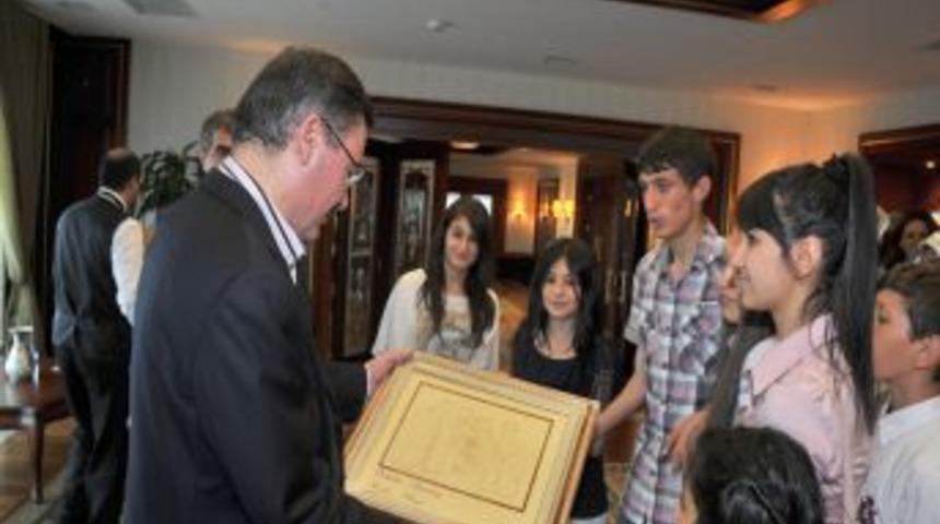 &Ccedil;ocuk Evlerindeki Miniklerden G&ouml;k&ccedil;ek'e S&uuml;rpriz Kutlama