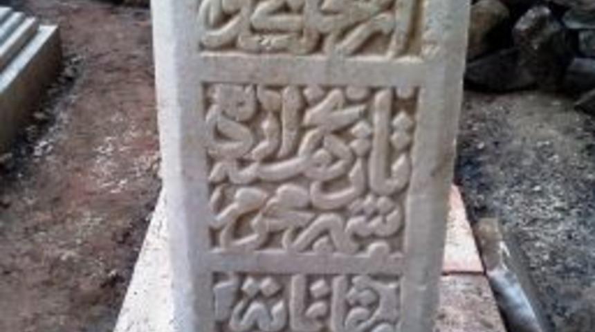 Manevi Şahsiyetlerin Kabristanları Ve Mezar Taşları Temizleniyor