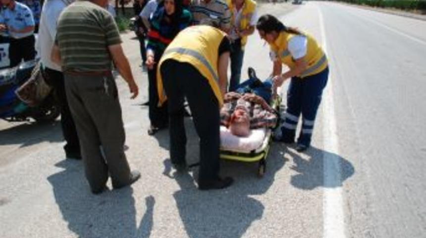 Motosiklet yayaya &ccedil;arptı