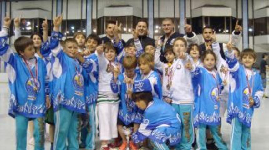 Buz Hokeyi Turnuvasında Madalyalar Sahiplerini Buldu