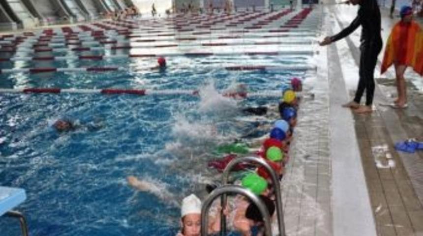 Yaz Spor Okullarında Y&uuml;zme Branşına B&uuml;y&uuml;k Katılım