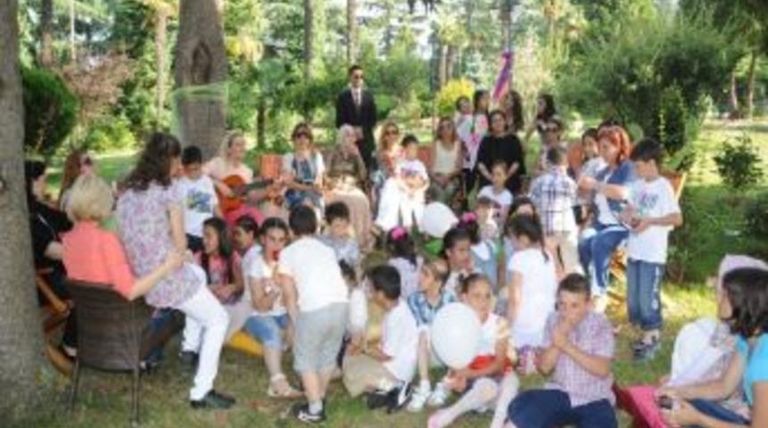 Trabzonspor'un Başarılı Kalecesi Tolga Zengin Yuvada Kalan &Ccedil;ocuklarla Bir Araya Geldi