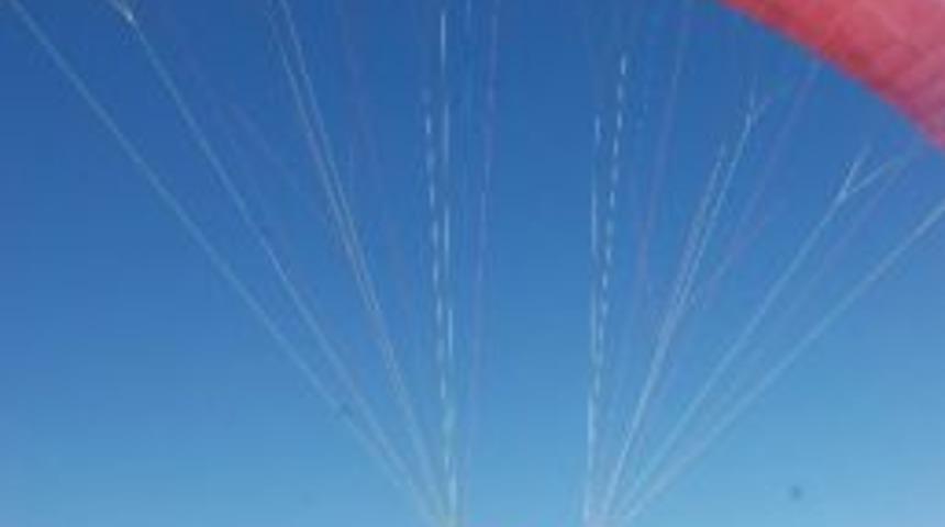 Yeni&ccedil;eri Kıyafeti İle Bin 200 Metreden U&ccedil;tu