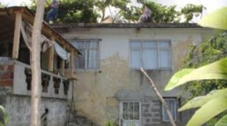 Evinin &Ccedil;atısında Kayık Yapıyor