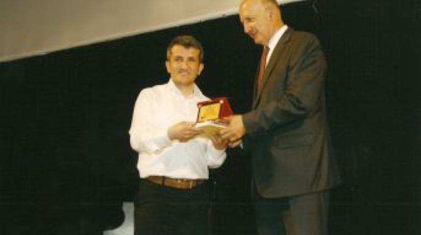 Yrd. Do&ccedil;. Dr. Kurşun'a Yılın Tezi &Ouml;d&uuml;l&uuml;