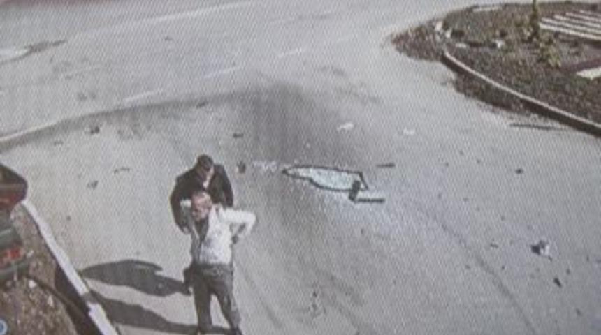 Kaza Yapan Otomobilden Fırladı