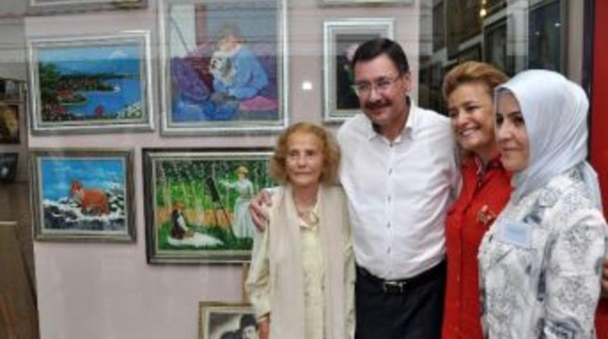 Anılarını Resimlerinde Yaşatıyor