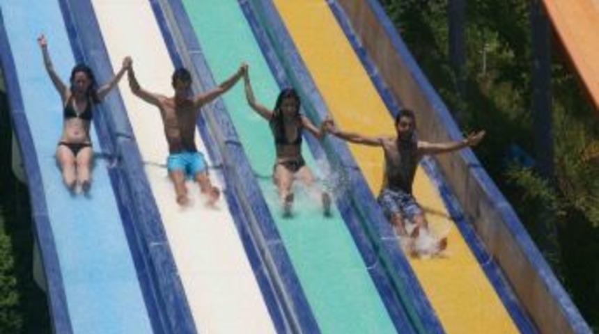 Sıcaklardan Bunalan Turistler Su Parklarına Akın Etti