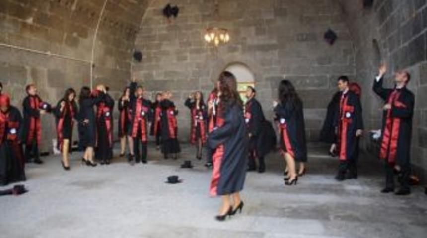 Er&uuml; Eczacılık Fak&uuml;ltesi 3. D&ouml;nem Mezunlarını Verdi