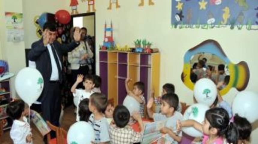 Minik &Ouml;ğrenciler, Karnelerini Başkan Fadıloğlu&rsquo;nun Elinden Aldılar