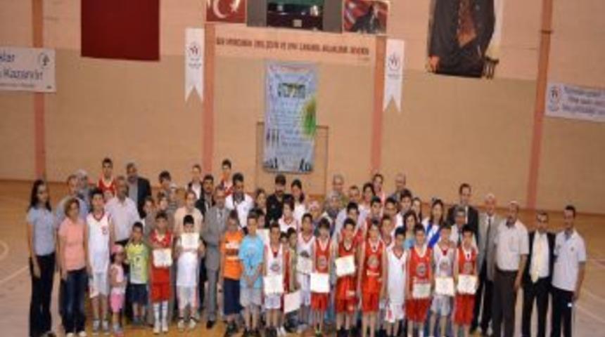 Minik Basket&ccedil;iler Belgelerini Aldılar