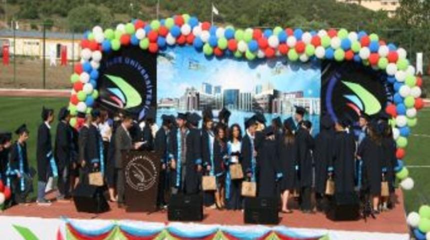 D&uuml;zce &Uuml;niversitesi Mezuniyet T&ouml;reni Renkli G&ouml;r&uuml;nt&uuml;lere Sahne Oldu