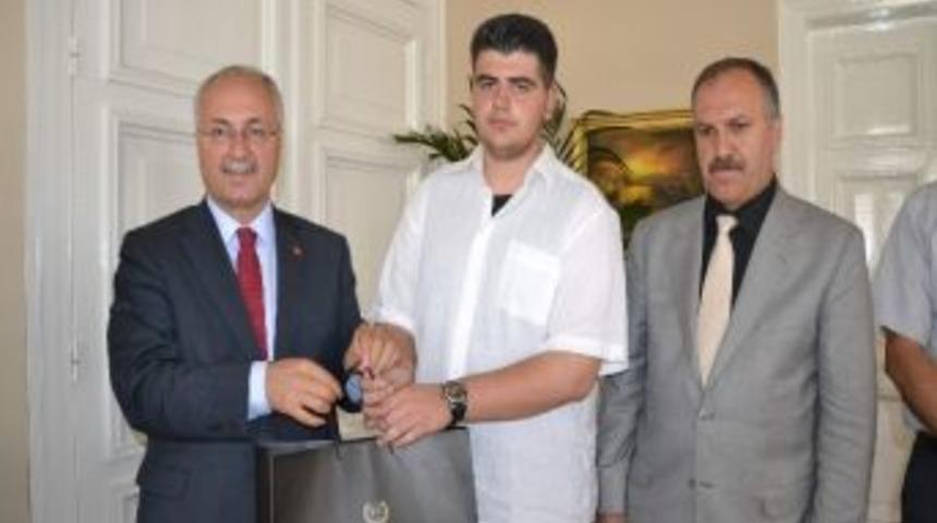 Vali Daş&ouml;z&rsquo;den Başarlı &Ouml;ğrenci Topa&ccedil;&rsquo;a Hediye