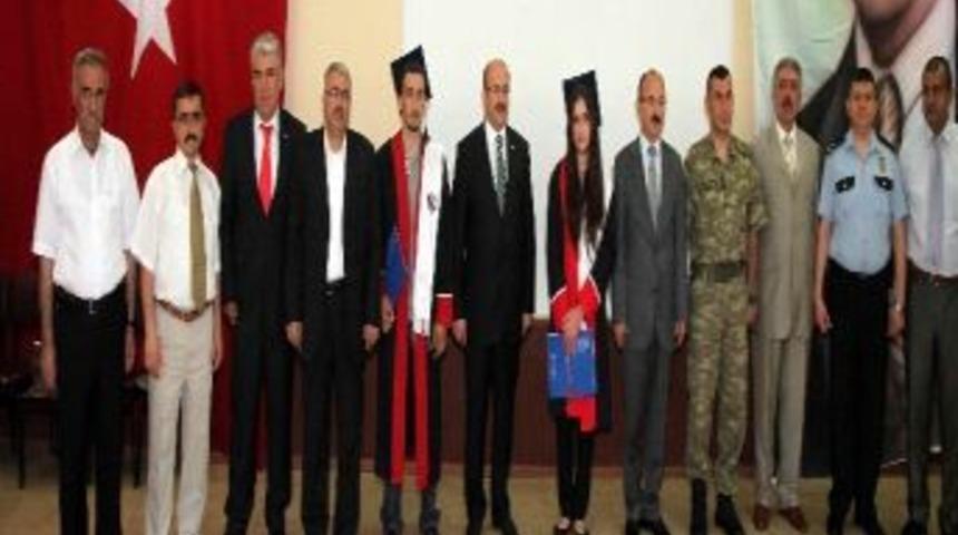 Nizip Meslek Y&uuml;ksekokulunda Mezuniyet T&ouml;reni Ger&ccedil;ekleştirildi