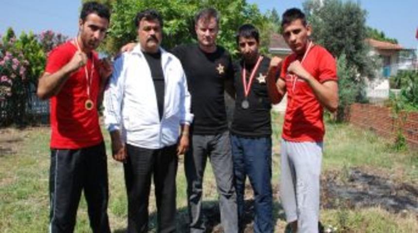 İzmirli Sporcular O-Sport MMA Şampiyonasından Derece Ile D&ouml;nd&uuml;