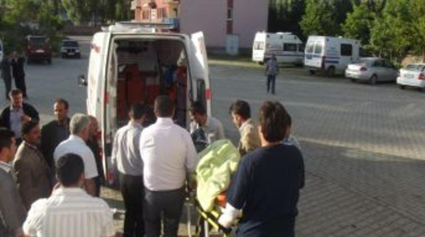 Eleşkirt'te Trafik Kazası, 3 Yaralı