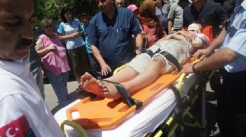 Burhaniye&rsquo;de Otomobil Bisiklete &Ccedil;arptı, 1 Yaralı