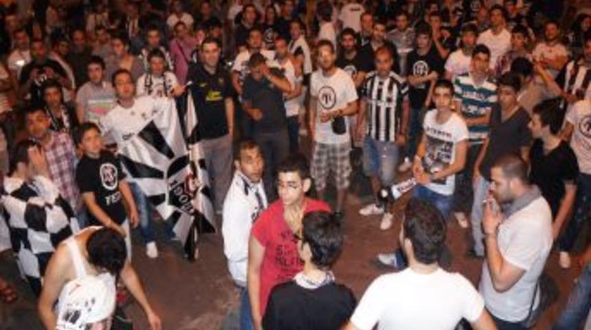 Beşiktaş Taraftarı 37 Yıl Sonra Gelen Şampiyonluğu Kutluyor