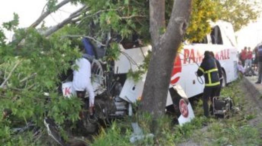 K&uuml;tahya'da Otob&uuml;s Kazası: 6 &Ouml;l&uuml;, 40 Yaralı