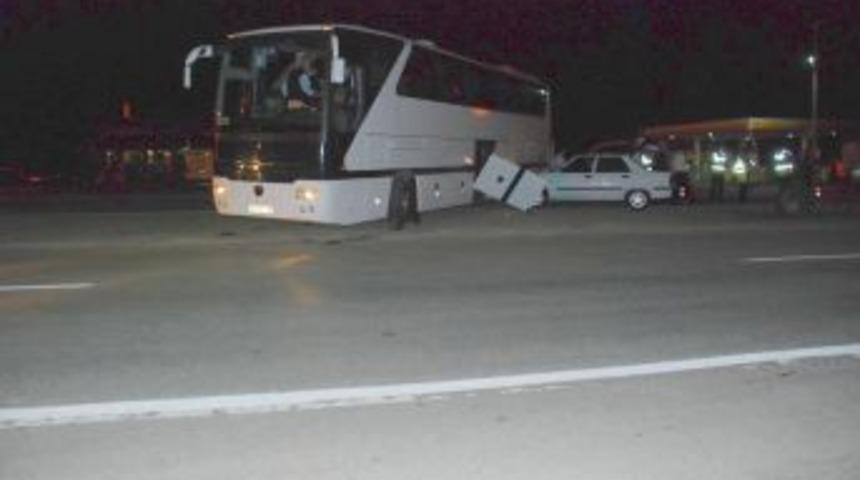 &Ccedil;orum'da otomobil otob&uuml;se &ccedil;arptı; 3 yaralı