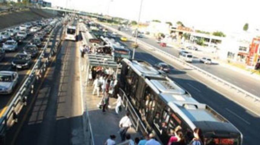 Metrobüste genç kızı taciz etti
