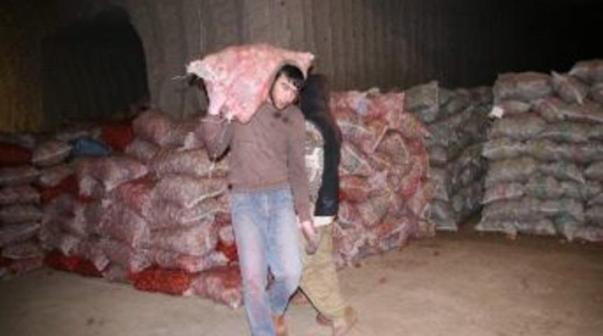 &Uuml;r&uuml;nleri Depolarda &Ccedil;&uuml;r&uuml;yen Patates &Uuml;reticilerinin Bekleyişi S&uuml;r&uuml;yor