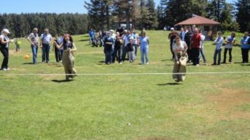 Trabzon Yıldızlıg&uuml;ven Hastanesi &Ccedil;alışanları Kayabaşı Yaylası'nda Stres Attı