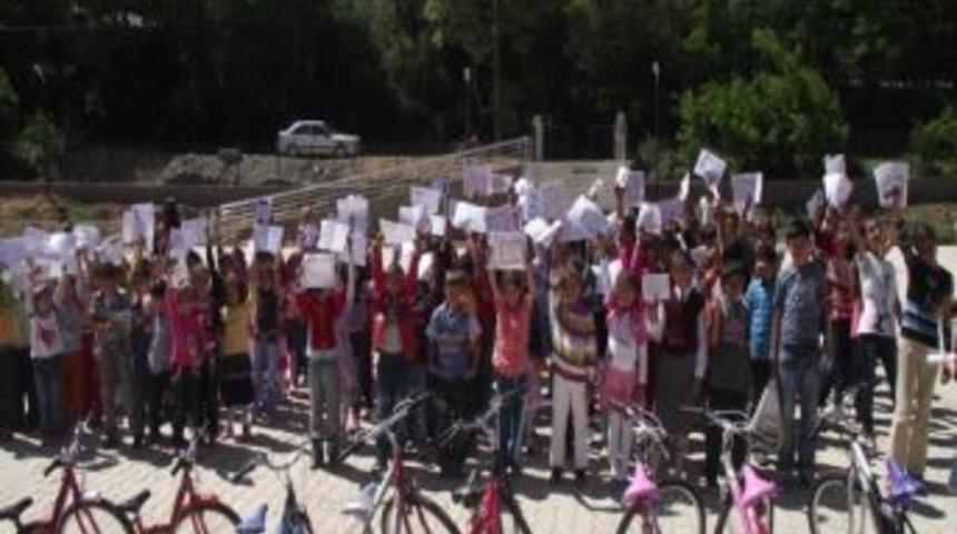 &Ouml;ğrenciler Hem Karne Hem Bisiklet Aldı