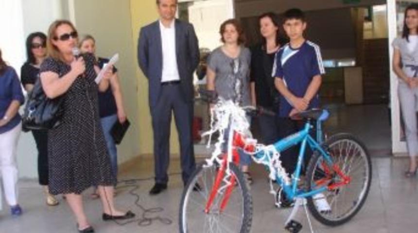 Tire&rsquo;de En &Ccedil;ok Kitap Toplayan &Ouml;demişli &Ouml;ğrencilere &Ouml;d&uuml;l