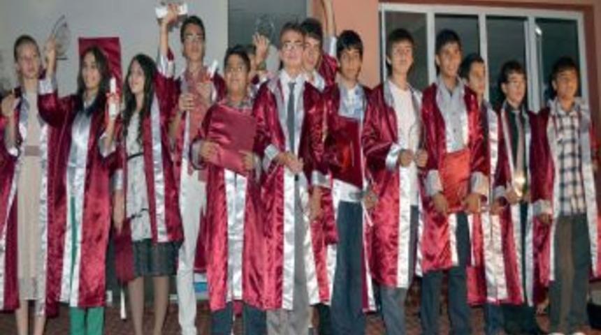 Bur&ccedil; Ceyhan İlk&ouml;ğretim Okulu&rsquo;nun Unutulmaz Mezuniyet T&ouml;reni