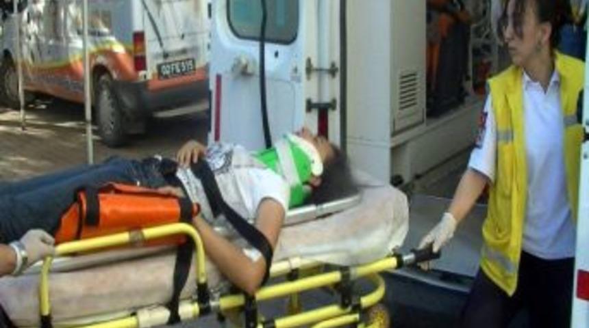 Akraba Ziyaretinden D&ouml;nen Aile Kaza Yaptı: 3 Yaralı